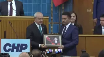 Kılıçdaroğlu, Eski Yarbay Mehmet Alkan'a CHP Rozeti Taktı