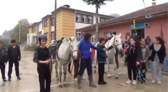 Köy Okulu Öğretmeni Öğrencilerine Atlarla Binicilik Dersi Veriyor