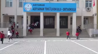 Sınıf Başkanı Seçilince Okula Şarkıcı Getirdi