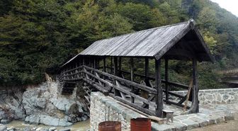 Rize'de Yağmurdan Korumak İçin Köprünün Üzeri Kapatıldı
