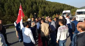 Servis Şoförleri Manisa-İzmir Yolunu Trafiğe Kapattı