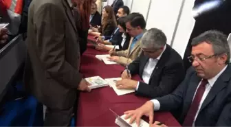 CHP'li Milletvekilleri, Enis Berberoğlu'nun Cezaevinde Yazdığı Kitabı İmzaladı