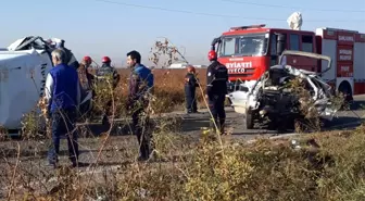 İşçileri Taşıyan Minibüs Otomobille Çarpıştı: 2 Ölü, 18 Yaralı