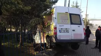 Minibüs, Jandarma Komutanlığı Bahçesine Girdi: 1 Yaralı