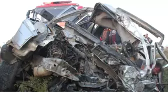 Şanlıurfa'da İşçileri Taşıyan Minibüs ile Otomobil Kafa Kafaya Çarpıştı: 3 Ölü, 17 Yaralı