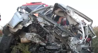 Şanlıurfa'da Sera İşçilerini Taşıyan Minibüs ile Otomobil Çarpıştı: 2 Ölü, 18 Yaralı