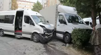 Yabancı Plakalı Kamyonetle Servis Minibüsü Çarpıştı: 1 Yaralı