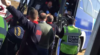 Yolcu Otobüsü Kamyona Çarptı: 1 Ölü, 9 Yaralı