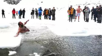 Buz Tutan Gölü Kırıp İçinde Yüzme Şenliği Düzenlediler