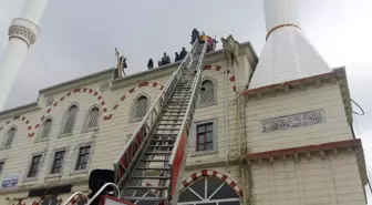 Tadilat İçin Çıktığı Kubbeden Caminin Çatısına Düştü
