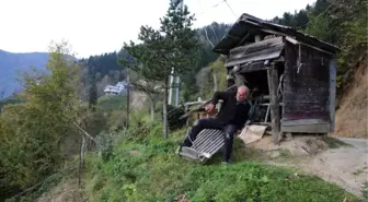 Heyelan Tehditi Altındaki Evlerine Ulaşımı İlkel Teleferikle Sağlıyorlar