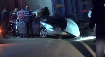 Sakarya - Otomobil, Park Halindeki Tır'a Çarptı 1 Ölü, 1 Yaralı