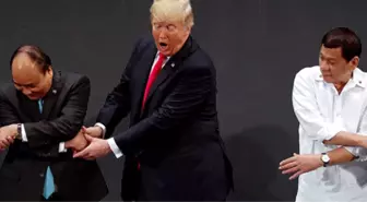 Filipin Usulü Tokalaşmaya Çalışan Trump, Zor Anlar Yaşadı