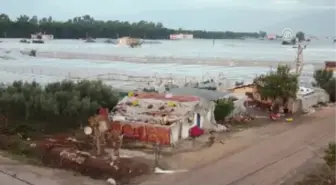 Şiddetli Yağış ve Fırtına Duvarları Yıktı, Araçları Devirdi