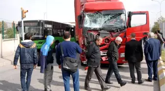 Tır ile Halk Otobüsü Çarpıştı: 10 Yaralı