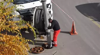 Kars'ta Yağmur Suyu Kanalizasyon Şebekesi Temizleniyor