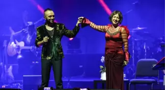 Nazan Öncel, Sahnede Tarkan'a ve Vefat Eden Eşi Akşit Togay'a Teşekkür Etti