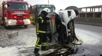 Otomobil, Otobüse Çarpıp, Takla Attı: 4 Yaralı