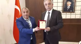 Tff Hakkari İl Temsilcisi Aykut'tan Vali Toprak'a Plaket