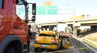 Tır'a Arkadan Çarpan Taksinin Şoförü Öldü