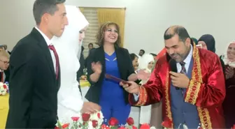 Türkiye'nin İlk Müftü Nikahı Kıyıldı; Soruları Şaşıran Müftünün İmdadına Nikah Memuru Yetişti