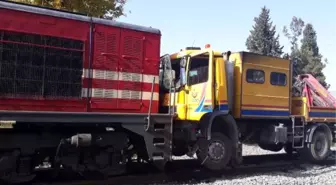 Denizli'de Ray Bakım Aracıyla Yük Treni Çarpıştı: 3 Yaralı