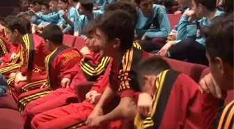 Futbolun Duayenleri Ataşehir'de Gençlerle Buluştu