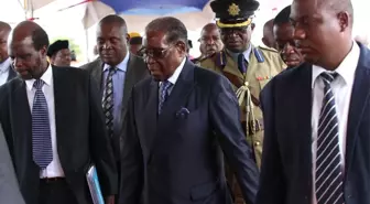 Mugabe Askeri Müdahalenin Ardından İlk Kez Halkın Karşısına Çıktı