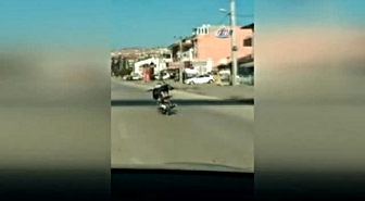 Yatarak Motosiklet Kullanan Genç Yürekleri Ağızlara Getirdi