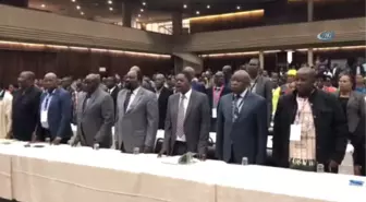 Mugabe'nin Parti Liderliğinden Alınmasını Dans Ederek Kutladılar