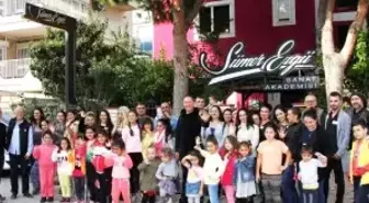 Sümer Ezgü'nün Minik Sahne Arkadaşları