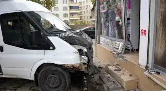 Öğretmenleri Taşıyan Servis Minibüsü Kaza Yaptı: 10 Yaralı