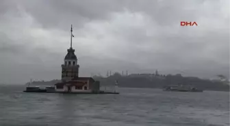 Tarihi Yarımada'yı Saran Siyah Bulutlar Üsküdar'dan Böyle Görüntülendi