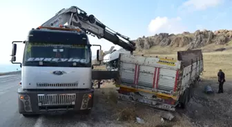 Tırlar Kaza Yaptı, Muzlar Yola Saçıldı