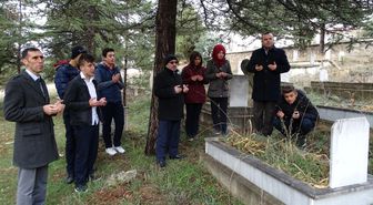 Hisarcık'ta Öğrenciler Öğretmenlerin Mezarlarını Ziyaret Etti