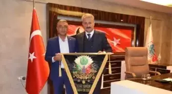 Başkan Sungur'a Bayrak Hediyesi