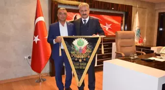 Başkan Sungur'a Bayrak Hediyesi