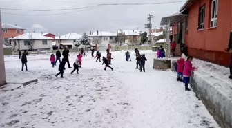 Öğrencilerin Kartopu Sevinci