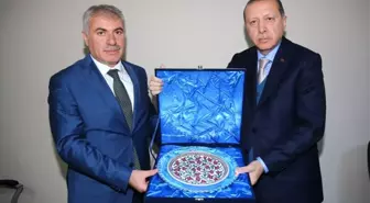 Cumhurbaşkanı Erdoğan'dan Başkan Memiş'e Plaket