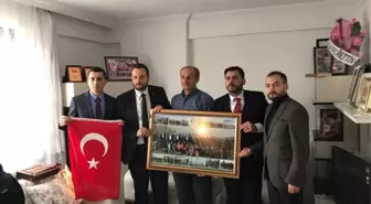 Ak Partili Gençlerden Şehit Öğretmenin Ailesine Ziyaret