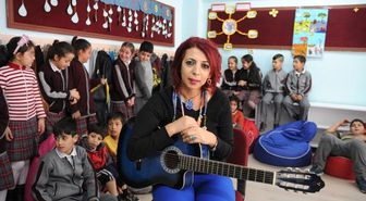 Matematiği, Bestelediği Şarkılarla Öğretiyor