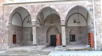 Selçuklu Mimarisi ile Yapılan En Eski Cami Olan Behramşah Camisi İbadete Açıldı