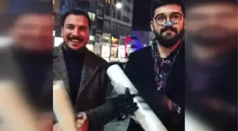 Arkadaşlarını Oyalayıp Otomobilini Naylonla Kapladılar... Şakayı İzleyen Vatandaş Kaza Yaptı