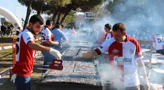 Atakum'da Vatandaşlara 10 Ton Hamsi Dağıtıldı