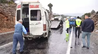 Akseki'de Minibüs Devrildi: Başhekim ve 4 Kişi Yaralandı