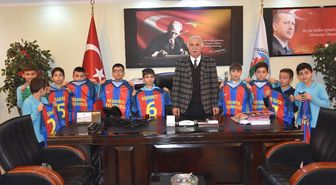 Başkan Kılıç, Öğrencilere Forma Hediye Etti