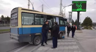 Minibüs Direğe Çarptı: 4 Yaralı