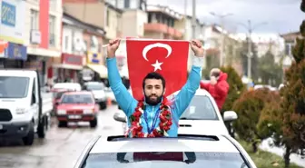 Dünya Şampiyonu Güreşçi Coşkuyla Karşılandı