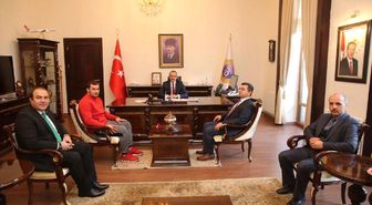 Vali Yavuz, Başarılı Milli Güreşçiyi Ödüllendirdi