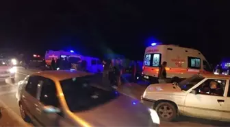 Kamyonet ile Motosiklet Çarpıştı: 1 Ölü, 1 Yaralı